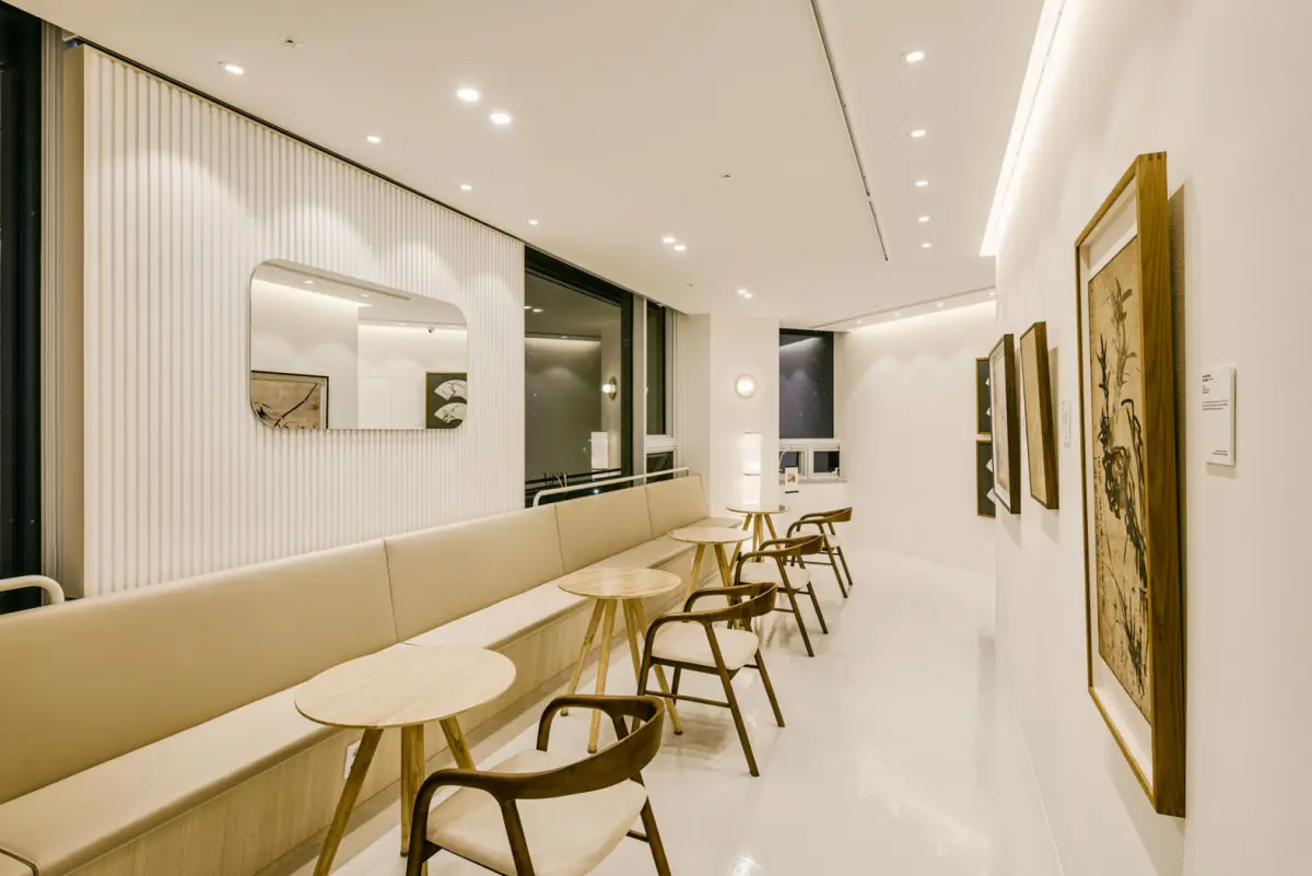 플루티드 패널과 전통 민화가 어우러진 갤러리 카페